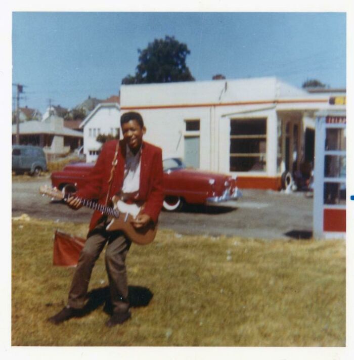 Jimi Hendrix aos 15 anos, com sua primeira guitarra elétrica