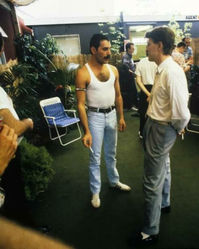Freddie Mercury batendo papo com David Bowie - 1985