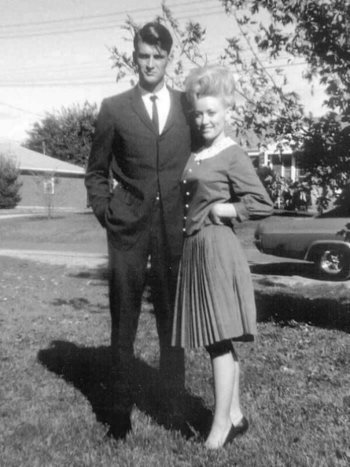Uma jovem Dolly Parton com seu marido Carl Dean, casado desde 1966