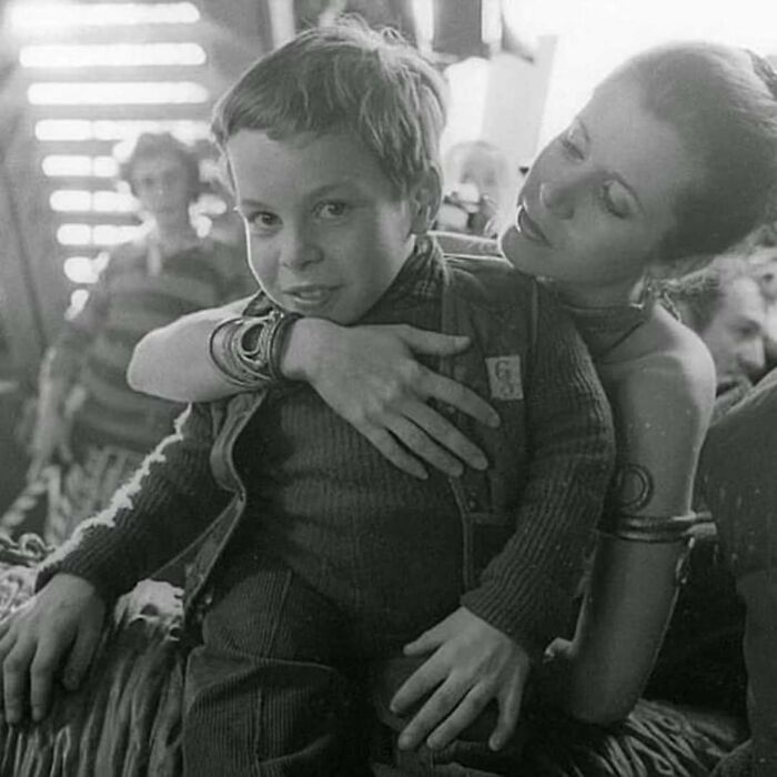 Carrie Fisher e Warwick Davis, com 13 anos, nos bastidores do Retorno de Jedi, em 1983