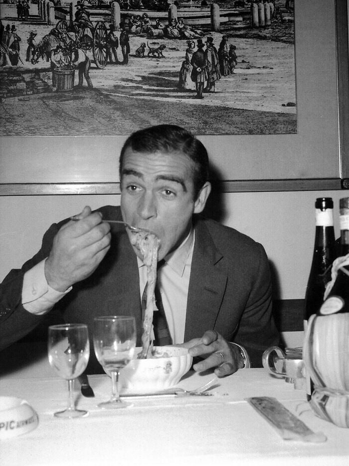 Sean Connery comendo macarrão, 1963