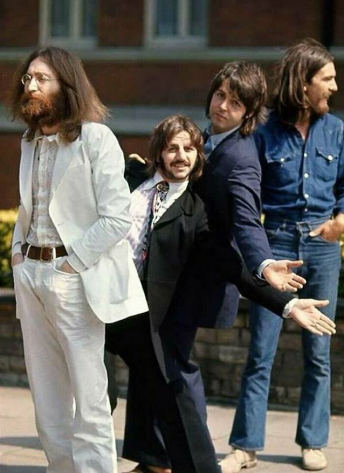Os Beatles esperando para atravessar Abbey Road, 1969