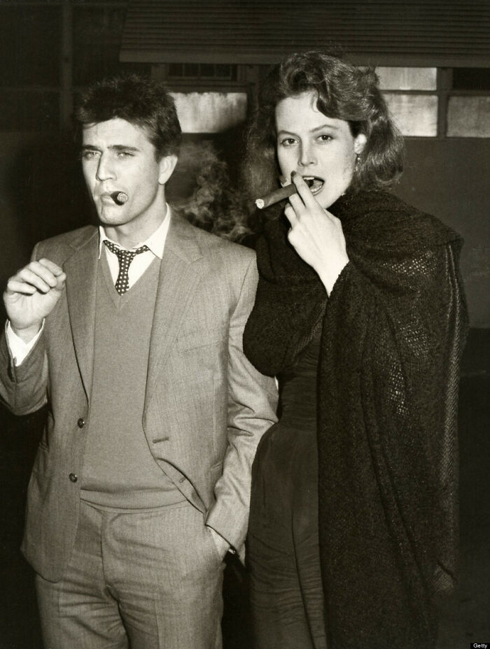 Mel Gibson e Sigourney Weaver, em 1983