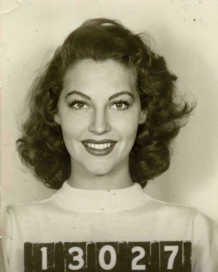 QAva Gardner, aos 19 anos, fotografada para seu questionário de emprego na MGM, 1942