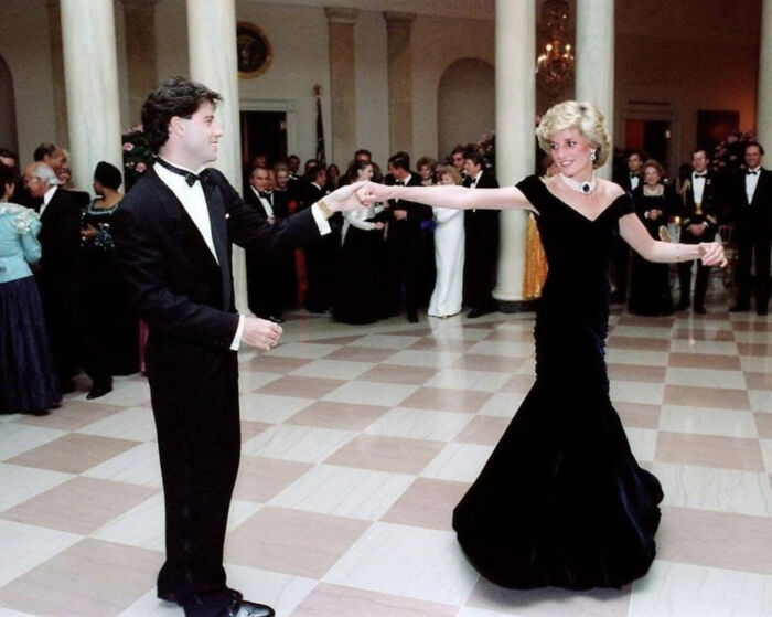 John Travolta e a princesa Diana dançando na Casa BRanca, 1985