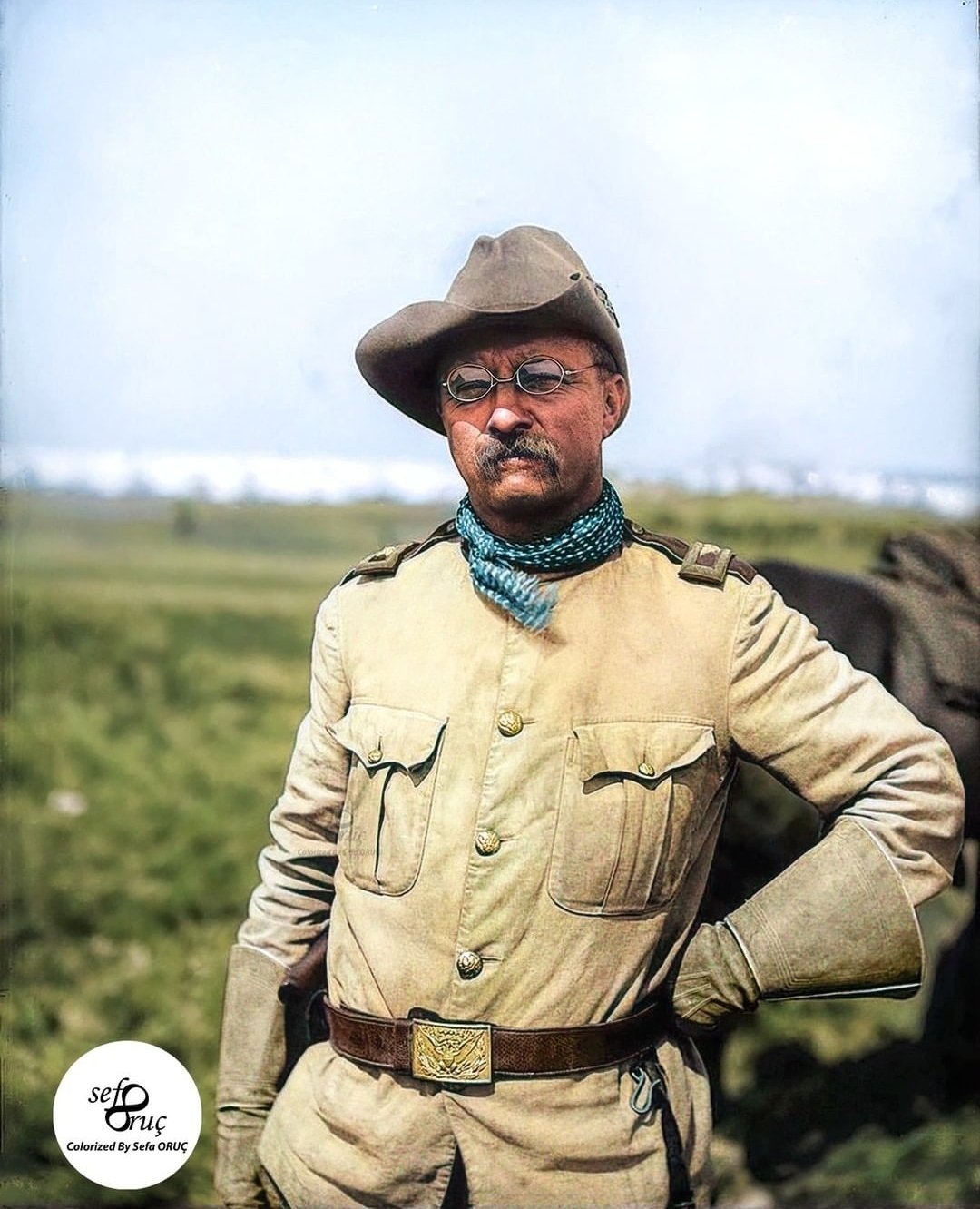 Theodore Roosevelt fotografado em 1898, durante a Guerra Hispano-Americana, enquanto era coronel da 1ª Cavalaria Voluntária dos Estados Unidos.