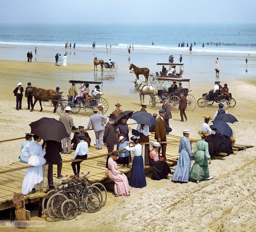 Pessoas em Daytona Beach, na Flórida, Estados Unidos, 1904.