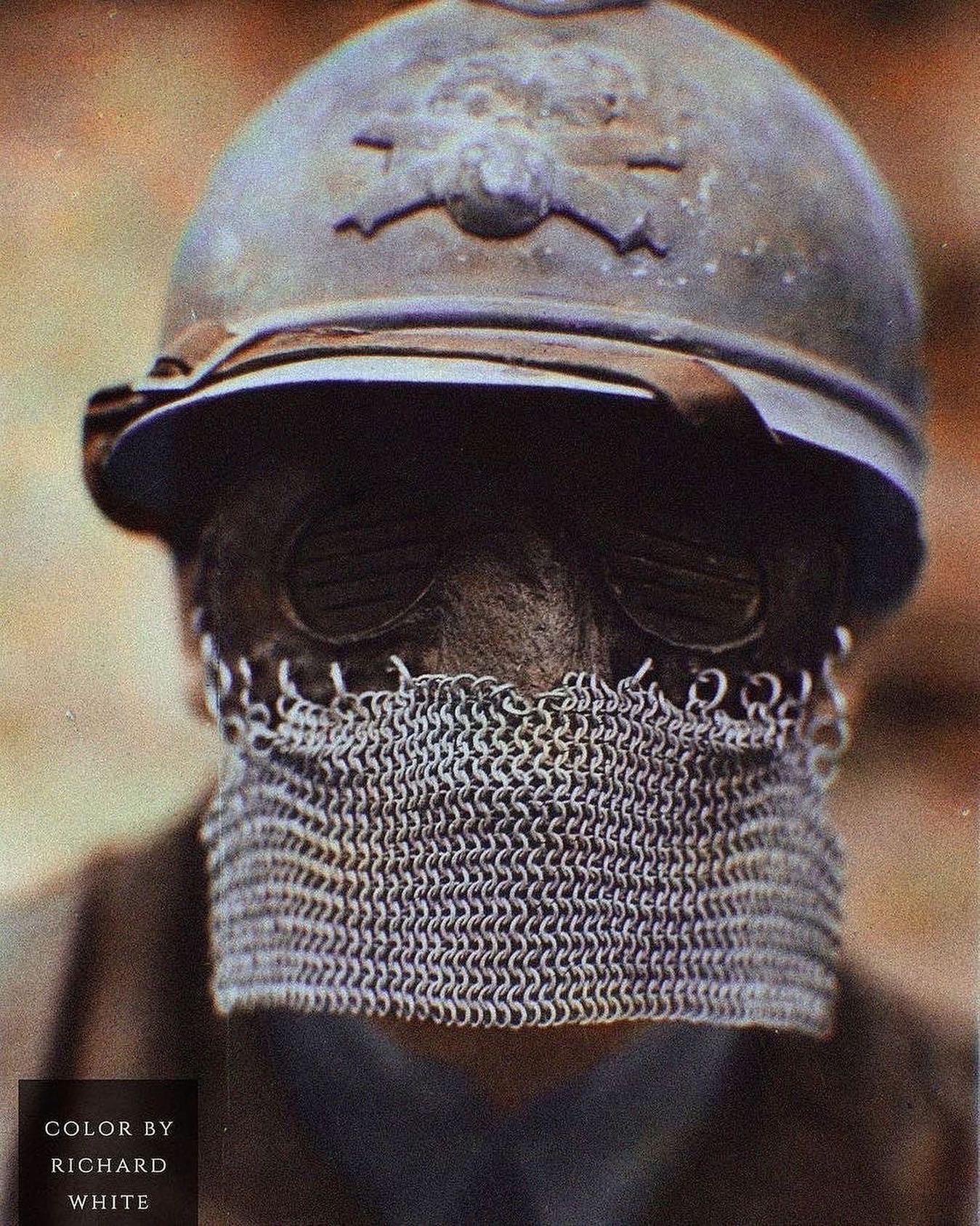 Máscara facial de malha da Primeira Guerra Mundial usada por um artilheiro de tanque francês. Ele foi projetado para ajudar a proteger o rosto do soldado de estilhaços ao olhar através das portas de vigilância - outubro de 1918
