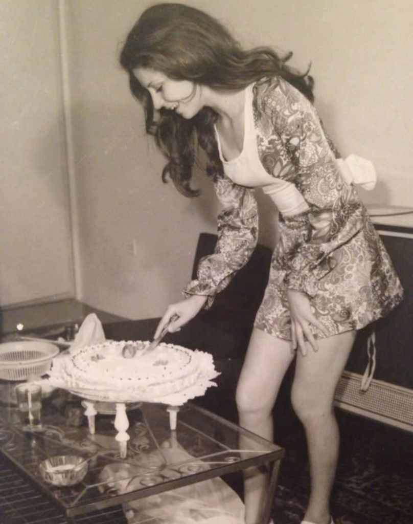 Mulher cortando seu bolo de aniversário num Irã não tão rigoroso, em 1973, 5 anos antes da Revolução Islâmica.