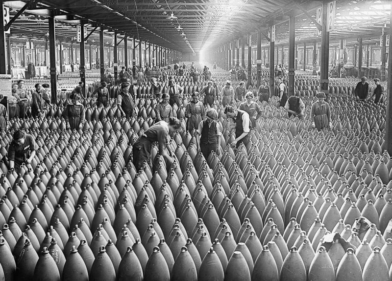 Fileiras de projéteis de artilharia na Fábrica Nacional de Enchimento, em Chilwell, durante a Primeira Guerra Mundia, 1917