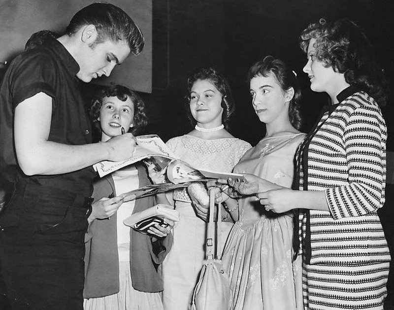 Garotas recebendo autógrafo de Elvis, em 1956