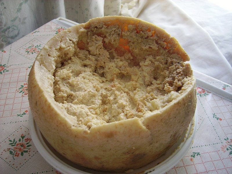 Cosu Marzu é um queijo da Sardenha que contém larvas vivas. As larvas podem saltar até 12 centímetros para fora do queijo enquanto o comem, por isso é recomendável proteger os olhos enquanto o come