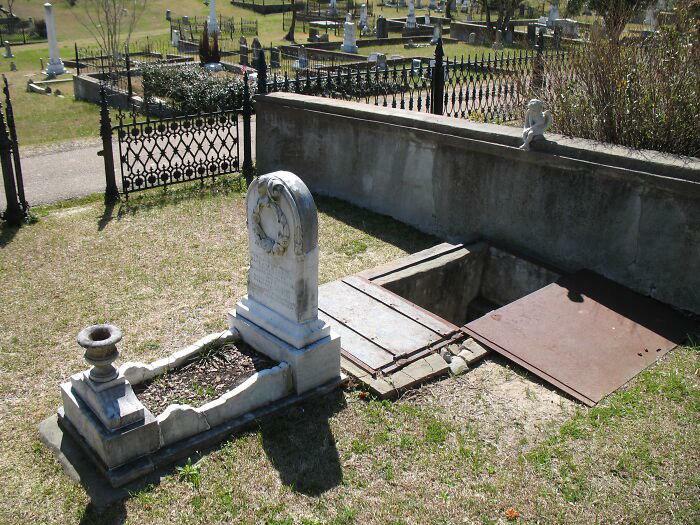 Este túmulo, construído em 1871, foi projetado para uma criança de 10 anos que morreu. A escada servia para facilitar o acesso de sua mãe para confortá-la durante as tempestades.
