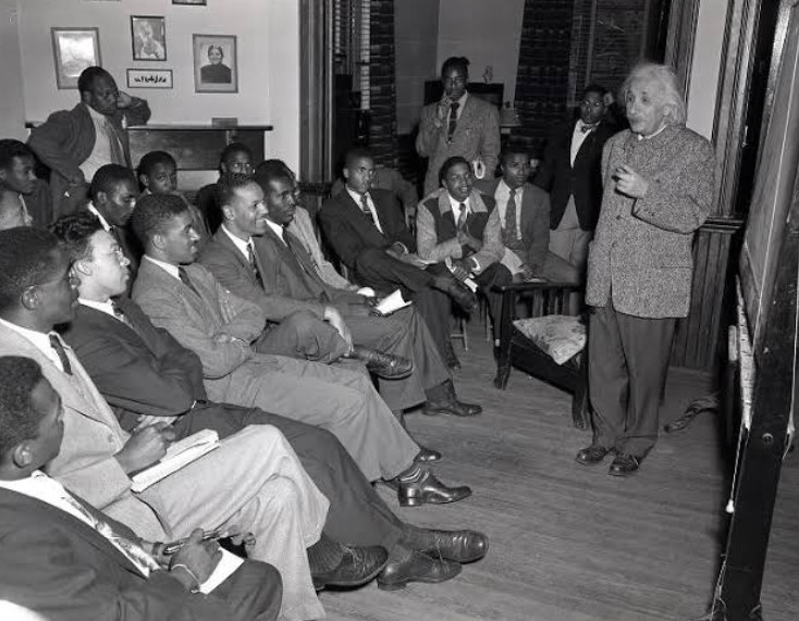 Albert Einstein desafiando o clima racial predominante na época ao visitar a Lincoln University, na Pensilvânia - a primeira faculdade negra a conceder diploma nos Estados Unidos. Ele era um defensor dos direitos civis dos negros americanos - 1946.