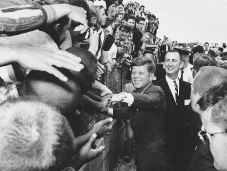 JFK cumprimentando a multidão em Dallas. Poucos minutos depois, ele seria assassinado - 22 de novembro de 1963.