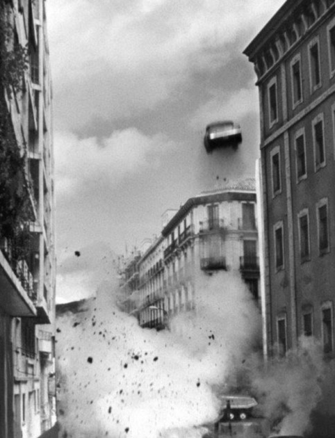 Uma bomba lança o carro do primeiro-ministro espanhol Luis Carrero Blanco no ar, ganhando o apelido de 