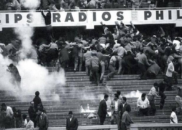 Em uma partida de futebol em Lima, Peru, os torcedores se revoltaram após uma decisão impopular do árbitro. A polícia reage disparando gás lacrimogêneo contra a multidão. As pessoas correm pelas saídas que estavam trancadas. 300 pessoas acabaram mortas - 24 de maio de 1964.