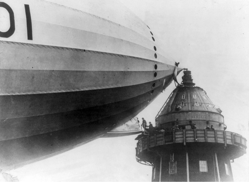 Passageiros embarcando em dirigível através de um mastro de amarração - década de 1930.