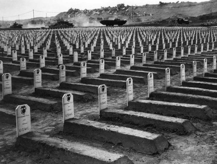 Cemitério da 4ª Divisão de Fuzileiros Navais e suas intermináveis fileiras de sepulturas. Este cemitério de guerra foi criado em fevereiro de 1945 e já abrigou os restos mortais de quase 7 mil marinheiros e fuzileiros navais dos Estados Unidos.