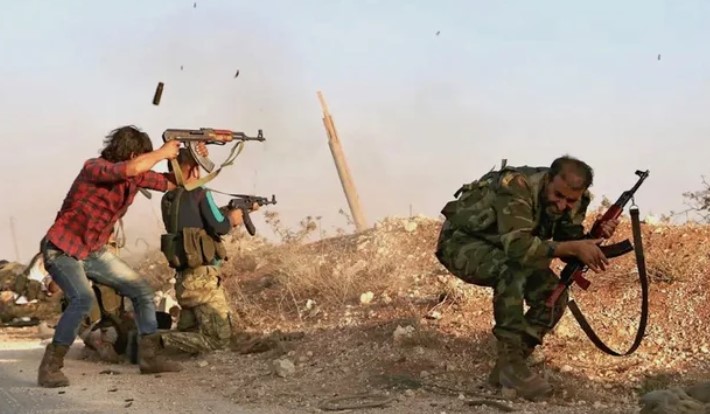 Combatentes do Exército Livre da Síria durante um tiroteio contra militantes do Estado Islâmico na vila de Yahmoul, no norte da Síria - 2016.