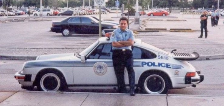 Policial de Miami com seu Porsche 911, na década de 1980. Carros apreendidos por criminosos em Miami eram convertidos em carros de polícia.