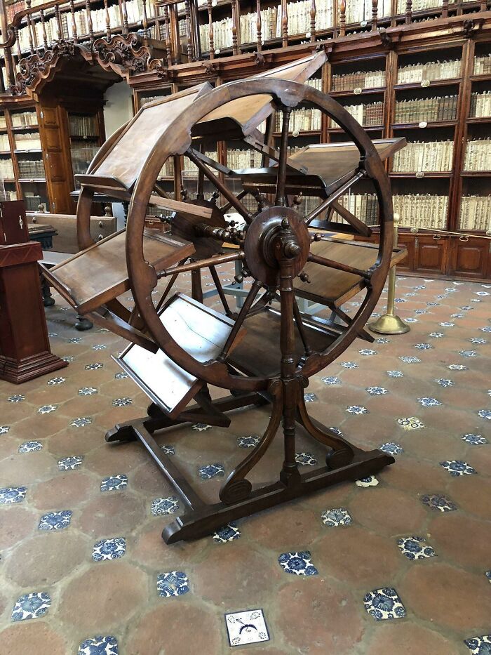 Ferramenta de biblioteca de 300 anos que permitia que um pesquisador tivesse acesso a sete livros abertos simultaneamente (Biblioteca Parafoxiana, Puebla)
