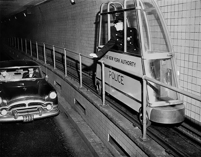Em 1955, este pequeno trem elétrico de bitola estreita foi instalado no túnel Holland, de Nova Iorque, para monitorar a velocidade do trânsito