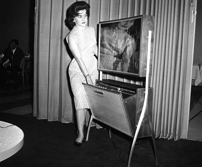 Uma tela de TV fina com um dispositivo temporizador automático que servia para gravar programas de TV para servem vistos posteriormente - Illinois, 21 de junho de 1961