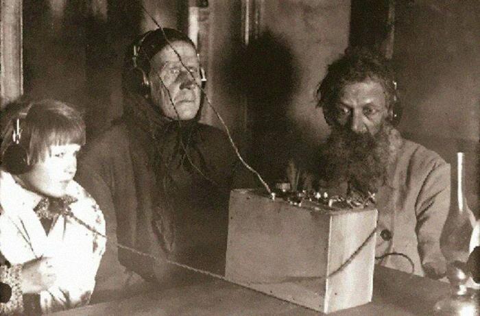 Camponeses soviéticos ouvem rádio pela primeira vez, 1928