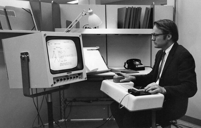 A primeira demonstração pública de um mouse de computador, interface gráfica de usuário, computação em janelas, hipertexto e processamento de texto - 1968
