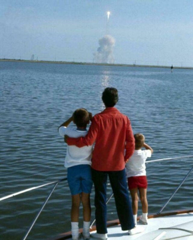 Família de Neil Armstrong assistindo ao lançamento do foguete que o levou para a Lua, em 1969
