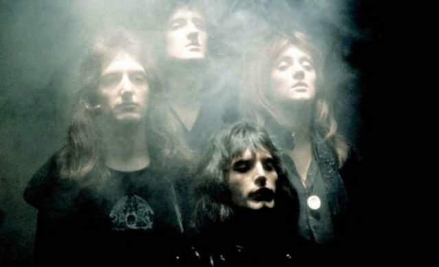 Queen filmando o icônico videoclipe Bohemian Rhapsody, em 1975