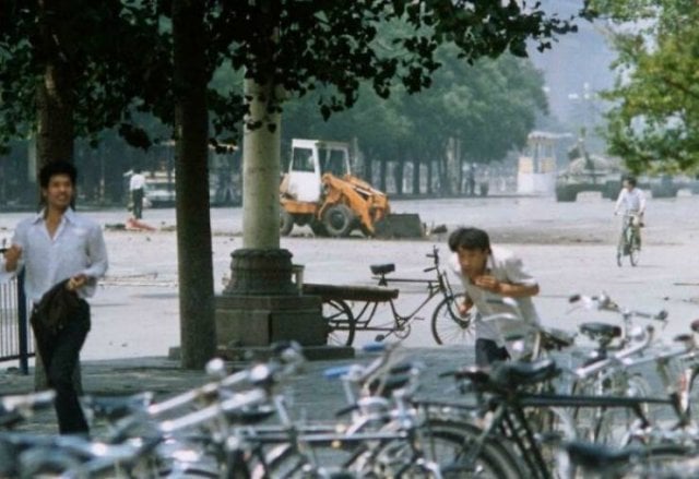 Praça da Paz Celestial antes da famosa foto na qual manifestante desafia os tanques de guerra. Ele aparece no canto superior esquerdo - 1989