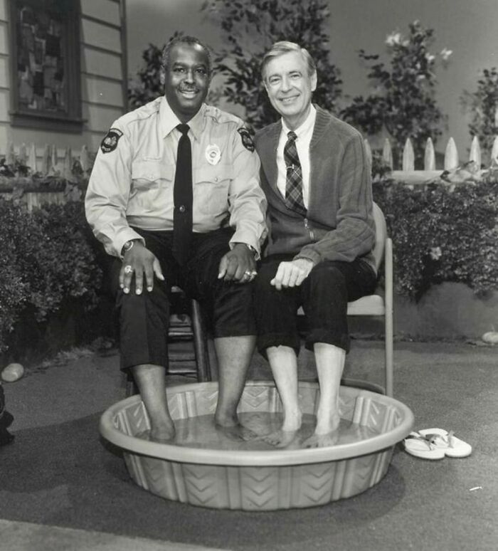 Em 1969, quando os negros americanos foram impedidos de nadar ao lado dos brancos, Mr. Togers convidou o oficial Clemmons para se juntar a ele e esfriar seus pés numa bacia, quebrando uma conhecida barreira de cores.