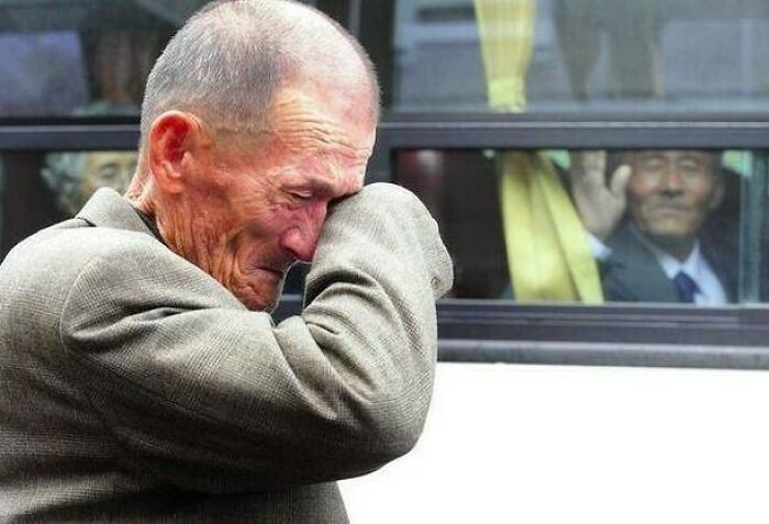 Um adeus entre parentes norte-coreanos e sul-coreanos após uma reunião de família após 57 anos de separação entre eles.