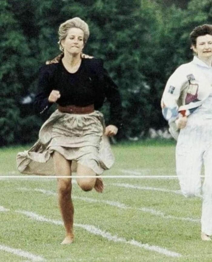 Princesa Diana quebrou as regras reais para participar de uma corrida na escola do filho William.