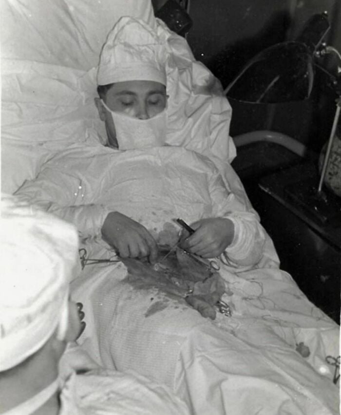 Médico soviético de 27 anos, Leonid Rogozov, realizando cirurgia em si mesmo para remover um apêndice infectado durante uma expedição de 1961 pela Antártida, onde ele era o único médico da equipe.