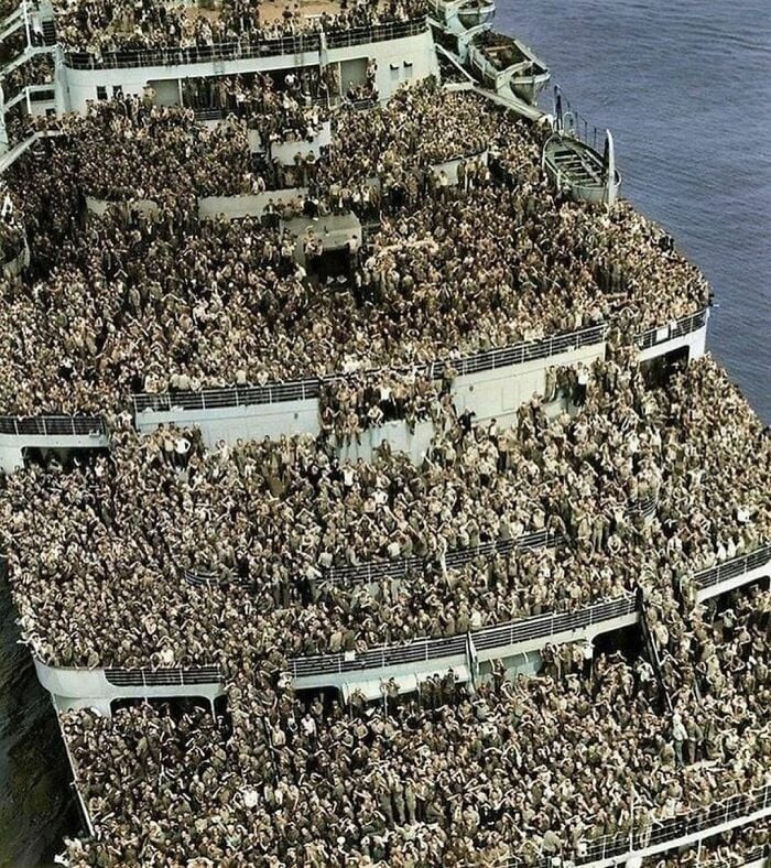 RMS Queen Elizabeth devolvendo 15 mil soldados a Nova Iorque no final da Segunda Guerra Mundial, em 1945. O navio não estava superlotado, os soldados é que simplesmente correram para o convés quando o navio estava finalizando a viagem.