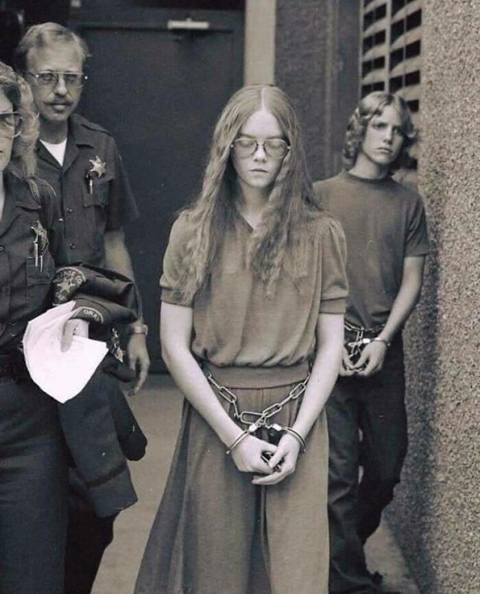 Em 1979, Brenda Ann Spencer, de 16 anos, foi presa após matar duas pessoas na Califórnia. Quando perguntada por que ela fez isso, sua resposta foi 