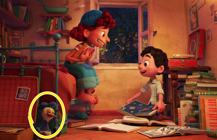 Em Luca, um brinquedo de pelúcia do Pato Donald pode ser encontrado embaixo da cama de Guilia.