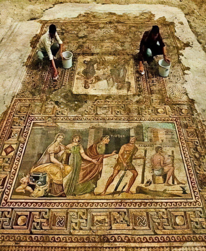Uma equipe de arqueólogos liderada pelo professor Kutalmis Gorkay, da Universidade de Ancara, na Turquia, desenterrou três mosaicos gregos antigos na cidade de Zeugma, perto da fronteira com a Síria.