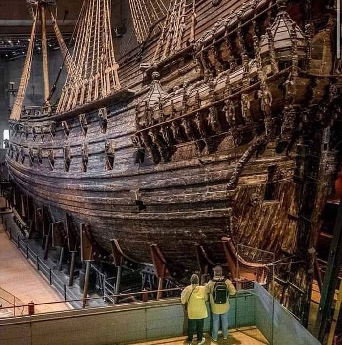 O navio de guerra Vasa afundou na ocasião de sua viagem inaugural em Estocolmo em 1628. Após 333 anos no fundo do mar, o impressionante navio de guerra foi recuperado e hoje é o navio do século XVII mais bem preservado e pode ser admirado dentro de uma estrutura de museu especialmente construída em Estocolmo.