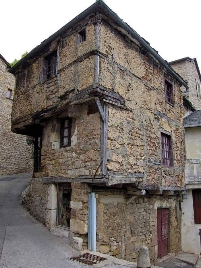A casa mais antiga da França está localizada em Aveyron. Ela tem 700 anos, foi construída no século 13.