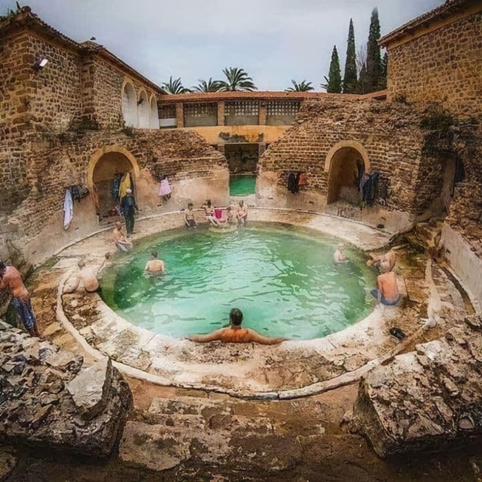 Casa de banho romana construída pelo imperador Vespasiano, ainda em uso, após 2000 anos em Khenchela, Argélia.