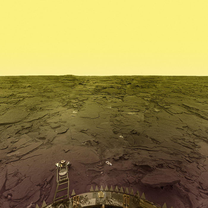 Uma das fotos mais nítidas (ela originalmente em preto e branco) já tiradas na superfície de Vênus. A Venera 13 sucumbiu ao ambiente hostil após apenas 127 minutos.