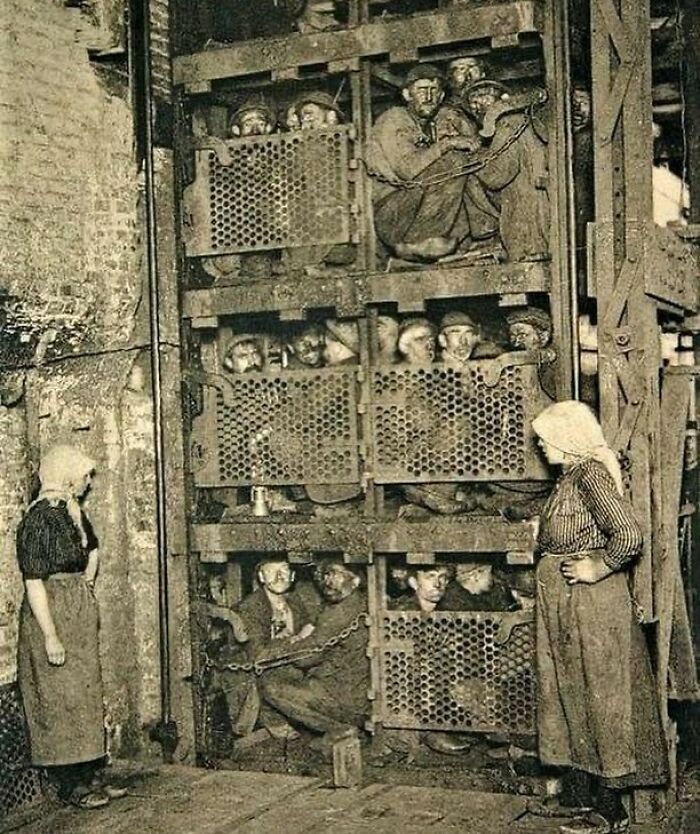 Mineiros de carvão belgas amontoados em um elevador no final de um longo dia de trabalho - 1900.