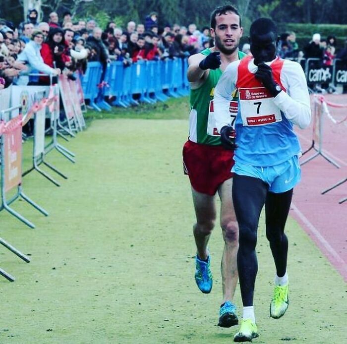 O corredor queniano Abel Mutai estava a poucos metros da linha de chegada, mas se confundiu com as sinalizações e parou, pensando que havia terminado a corrida.