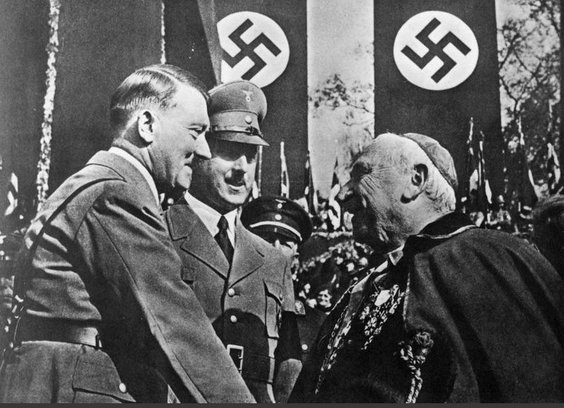 A Igreja Católica Romana assinou uma Concordata com o governo nazista. Isso fez do Vaticano o primeiro estado a reconhecer oficialmente a Alemanha nazista - foto de 1933.