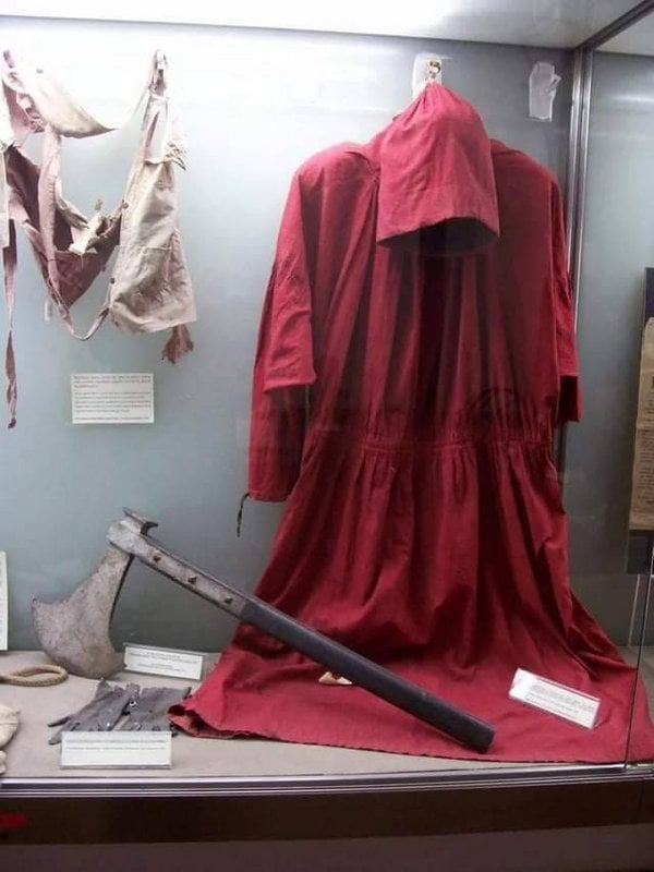 Manto e machado de Giovanni Bugatti, carrasco oficial do Papa de 1796 a 1864. Durante seu mandato, ele executou 514 pessoas.