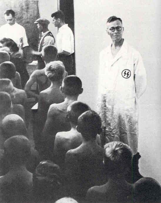 Crianças polonesas aguardando exames físicos, cuja passagem permitiria que fossem adotadas por famílias alemãs. O fracasso levava aos campos de extermínio, 1940.